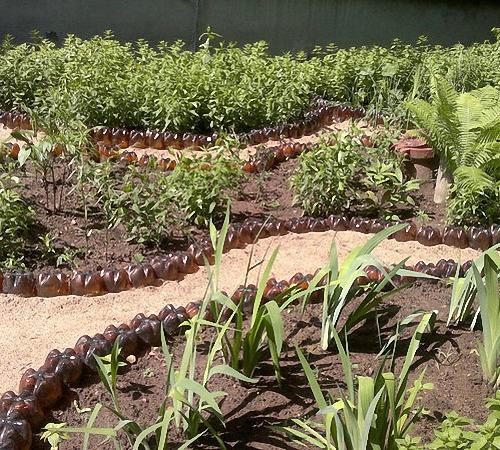 Как из пластиковых бутылок сделать клумбу. Форма клумб и бордюров из пластиковых бутылок