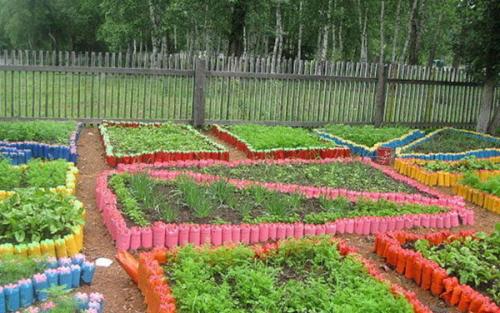 Как из пластиковых бутылок сделать клумбу. Форма клумб и бордюров из пластиковых бутылок 07 Как из пластиковых бутылок сделать клумбу. Форма клумб и бордюров из пластиковых бутылок 07