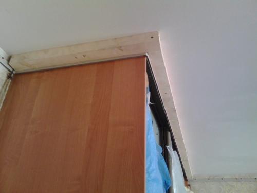 Как использовать пространство над шкафом. Натяжной потолок и его преимущества