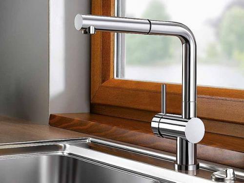 Раковина под окном на кухне.