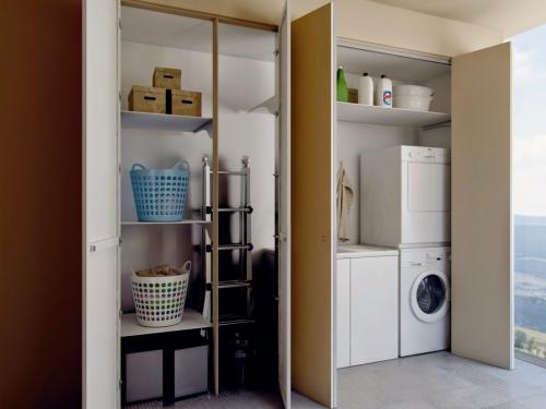 Как сэкономить место в шкафу. Просто и полезно: 6 лайфхаков для экономии места в шкафах с одеждой 02