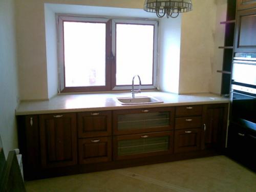 Раковина под окном на кухне.