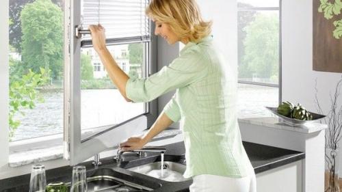 Раковина под окном на кухне.