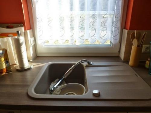 Раковина под окном на кухне.