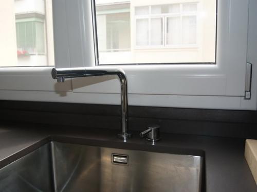 Раковина под окном на кухне.