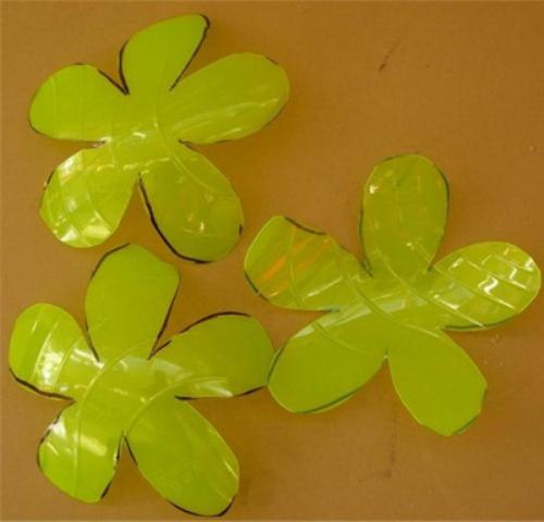 Цветы из бутылок на улицу. Как сделать цветы из пластиковых бутылок? 4 мастер-класса с фото