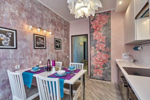 Обои моющие на кухню. Виды моющихся обоев для кухни 23