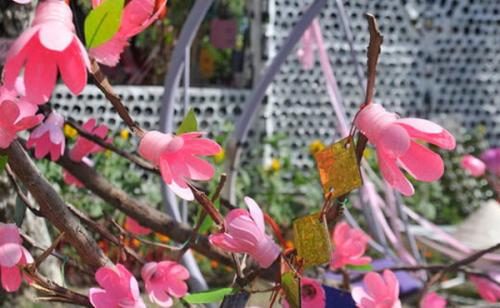 Цветы из бутылок на улицу. Как сделать цветы из пластиковых бутылок? 4 мастер-класса с фото