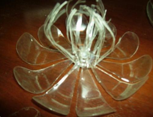 Цветы из бутылок на улицу. Как сделать цветы из пластиковых бутылок? 4 мастер-класса с фото