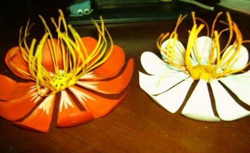 Цветы из бутылок на улицу. Как сделать цветы из пластиковых бутылок? 4 мастер-класса с фото