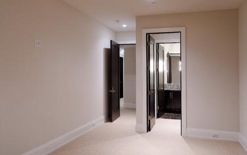 Плинтус и двери разных цветов. Как должны сочетаться плинтус и пол в интерьере [7 советов от дизайнера]