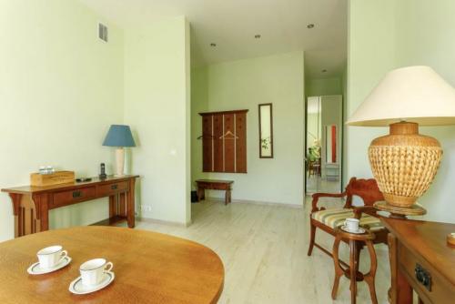 Как подобрать плинтус в цвет пола или дверей. Част.  Как выбрать плинтусы для пола по цвету