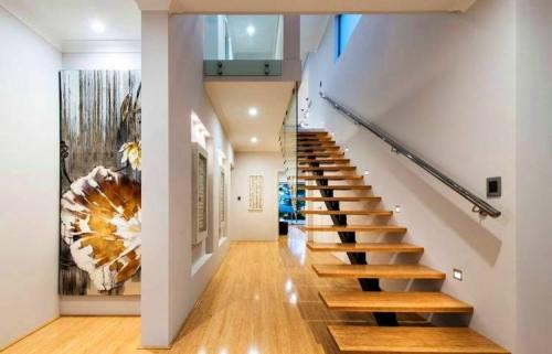 Дизайн узкого коридора с лестницей. Дизайн прихожей с лестницей на второй этаж — 45 оригинальных идей