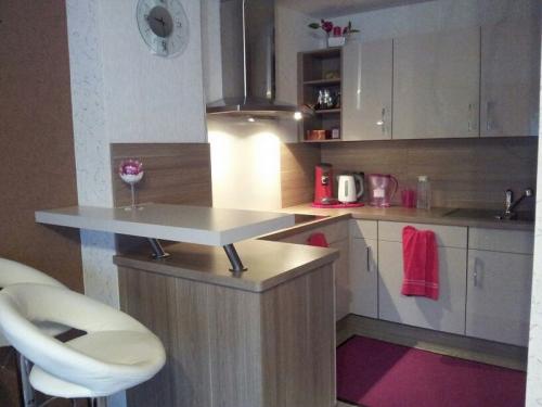 Барная стойка вместо стола. Заменит ли барная стойка обеденный стол на маленькой кухне, и что лучше