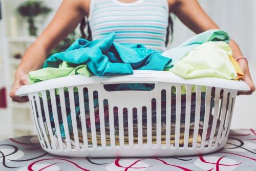 Как упростить глажку белья. 10 лайфхаков, которые сделают глажку легкой и быстрой 01