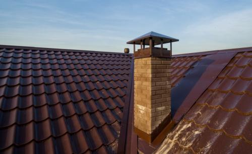 Как закрепить трубу на крыше. Труба на крыше – установка, примыкание и выведение трубы через крышу