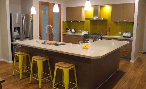 На кухне салатовые обои. Разрабатываем дизайн 05 На кухне салатовые обои. Разрабатываем дизайн 05