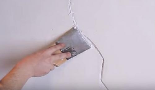 Можно на водоэмульсионную краску клеить обои. Этап 1 – подготовка поверхности