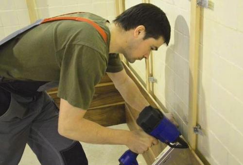 Крепление ламината на стену. КАК УЛОЖИТЬ ЛАМИНАТ НА СТЕНУ СВОИМИ РУКАМИ? 10