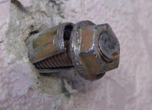 Анкер не держится в кирпичной стене. Как быстро вытащить анкерный болт из стены?