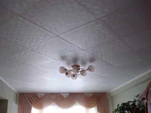 Пенопластовая плитка в ванную на стены. Плитка из пенопласта на потолок в ванную комнату