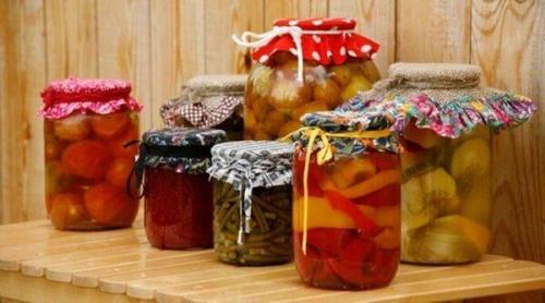 Полки для банок на балконе. Стеллажи и полки