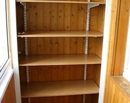 Полки для банок на балконе. Стеллажи и полки