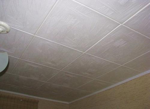 Пенопластовая плитка в ванную на стены. Плитка из пенопласта на потолок в ванную комнату