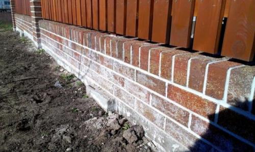 Гидроизоляция стен от фундамента. Для чего необходим гидробарьер между фундаментом и кирпичной кладкой цоколя