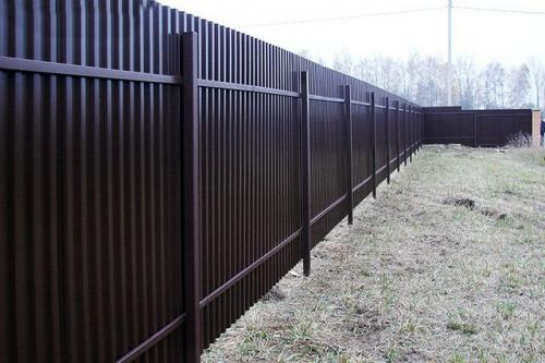 Забор из профнастила из уголка. В чем преимущества строительства забора из профилированного листа? 01 Забор из профнастила из уголка. В чем преимущества строительства забора из профилированного листа? 01