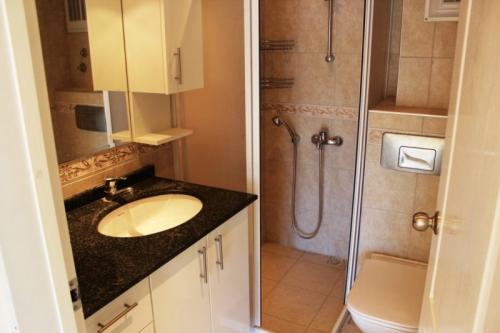 Даже маленькая ванная может быть уютной. 14 идей для скромных санузлов 05