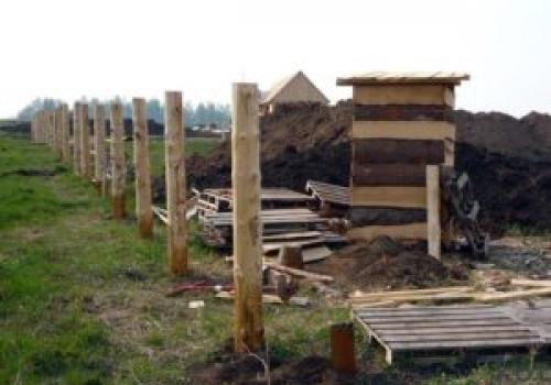 Оптимальное расстояние между столбами забора из профнастила. Сколько метров должно быть между опорами забора: пример расчета