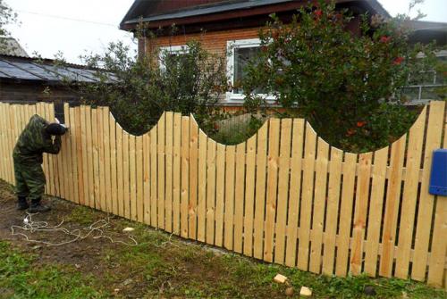 Расстояние между столбами забора из штакетника. Устанавливаем деревянный штакетник - бюджетную ограду для дачи