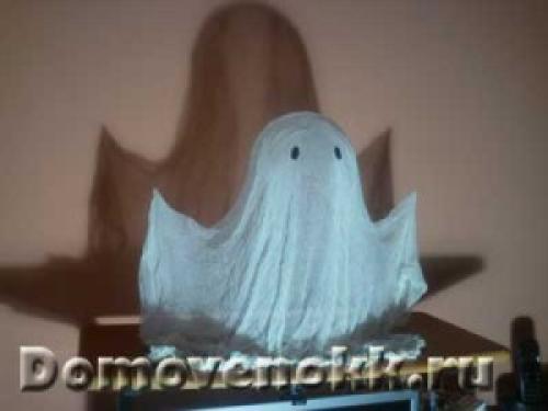 Украшения из марли на Хэллоуин. Как сделать приведение на Хэллоуин из марли