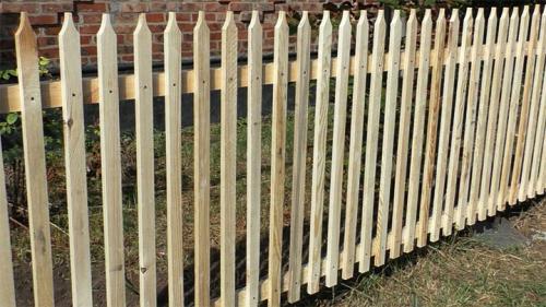Расстояние между столбами забора из штакетника. Устанавливаем деревянный штакетник - бюджетную ограду для дачи