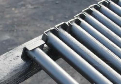 Оптимальное расстояние между столбами забора из профнастила. Сколько метров должно быть между опорами забора: пример расчета