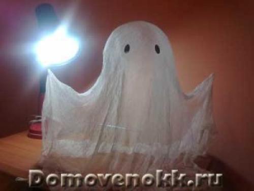 Украшения из марли на Хэллоуин. Как сделать приведение на Хэллоуин из марли