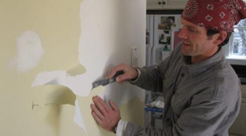 Как снять масляную краску со стен. Как легко снять старую масляную краску с потолков и стен