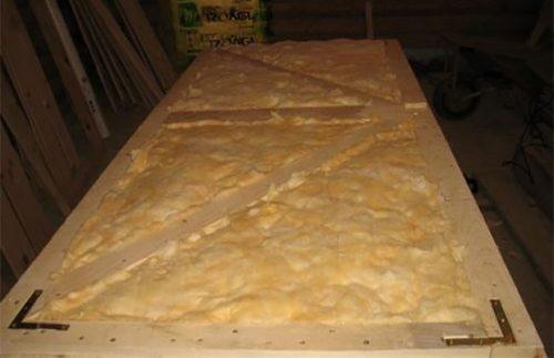 Как утеплить неразборную железную дверь. Как утеплить уличную железную дверь?