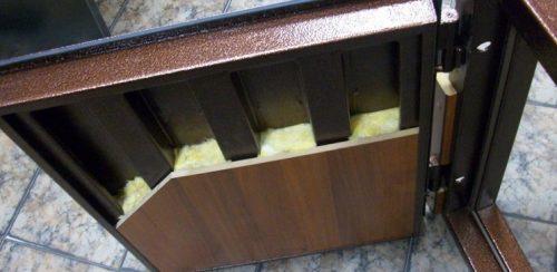 Как утеплить неразборную железную дверь. Как утеплить уличную железную дверь?