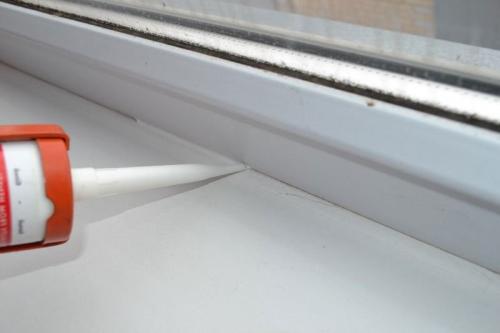 Как заклеить окна мукой. Чем заделать пластиковые окна, чтобы не дуло