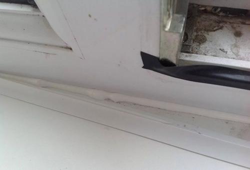 Как заклеить окна мукой. Чем заделать пластиковые окна, чтобы не дуло