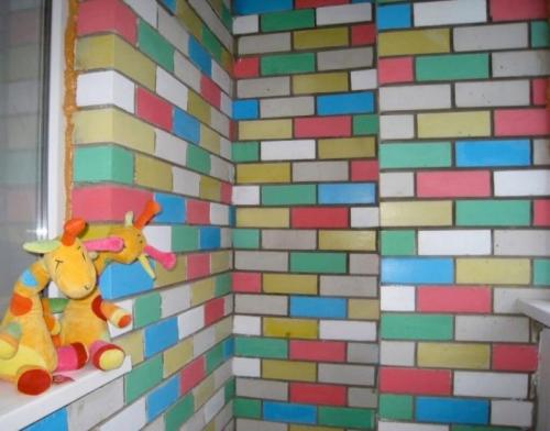 На балконе кирпичная кладка. Особенности отделки декоративным кирпичом 08