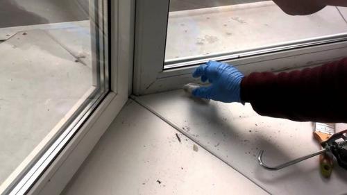 Как заклеить окна мукой. Чем заделать пластиковые окна, чтобы не дуло