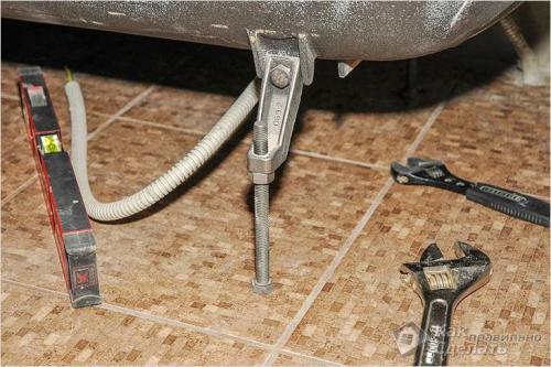 Как прикрутить ванну к стене. Как прикрепить акриловую ванну к стене 05