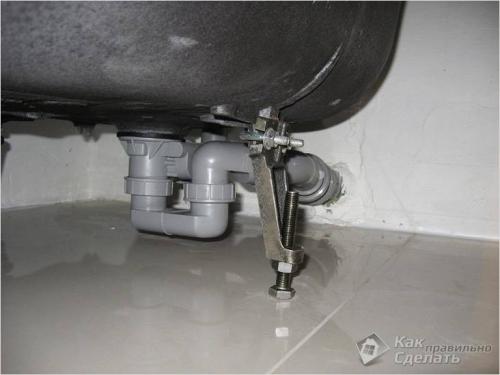 Как прикрутить ванну к стене. Как прикрепить акриловую ванну к стене 01