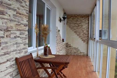 На балконе кирпичная кладка. Особенности отделки декоративным кирпичом 01