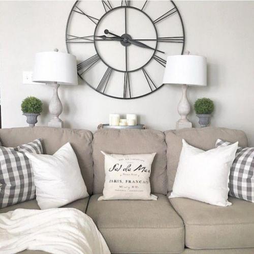 Часы в интерьере гостиной 02