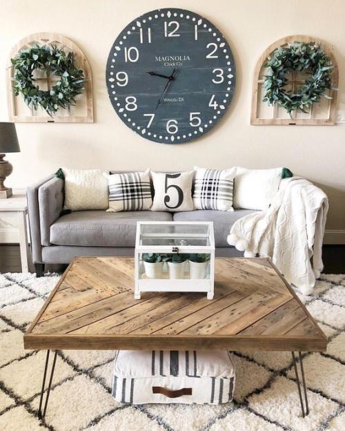 Часы в интерьере гостиной 01