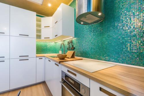 Яркий и стильный дизайн кухни. Что бы Вы изменили в этой кухне? 06